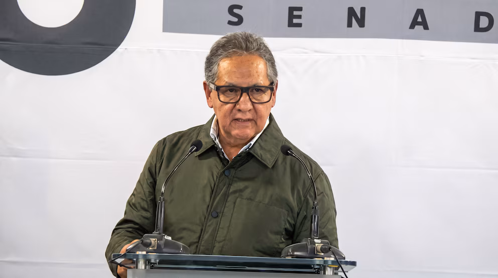 El senador Higinio Martínez en el Senado dialogando con los medios de comunicación tras la plenaria.