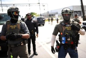 El ICE adquirió miles de dispositivos eléctricos para utilizarlos durante los operativos de detención y traslados.