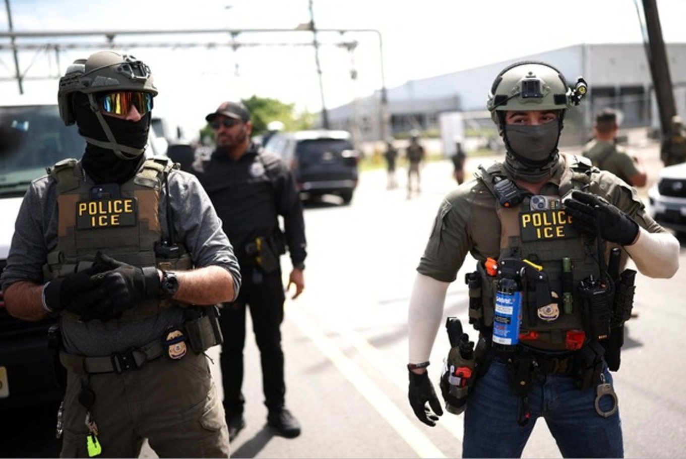 El ICE adquirió miles de dispositivos eléctricos para utilizarlos durante los operativos de detención y traslados.