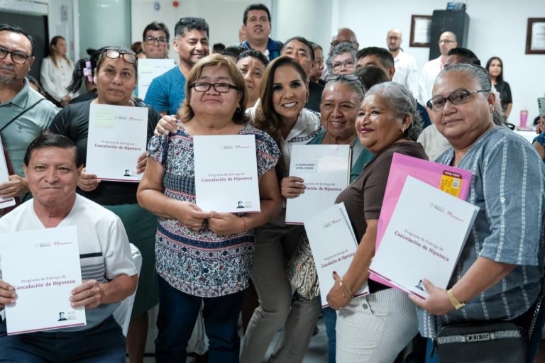 La gobernadora Mara Lezama entregó constancias de liberación a los primeros 100 beneficiarios del programa de regularización.