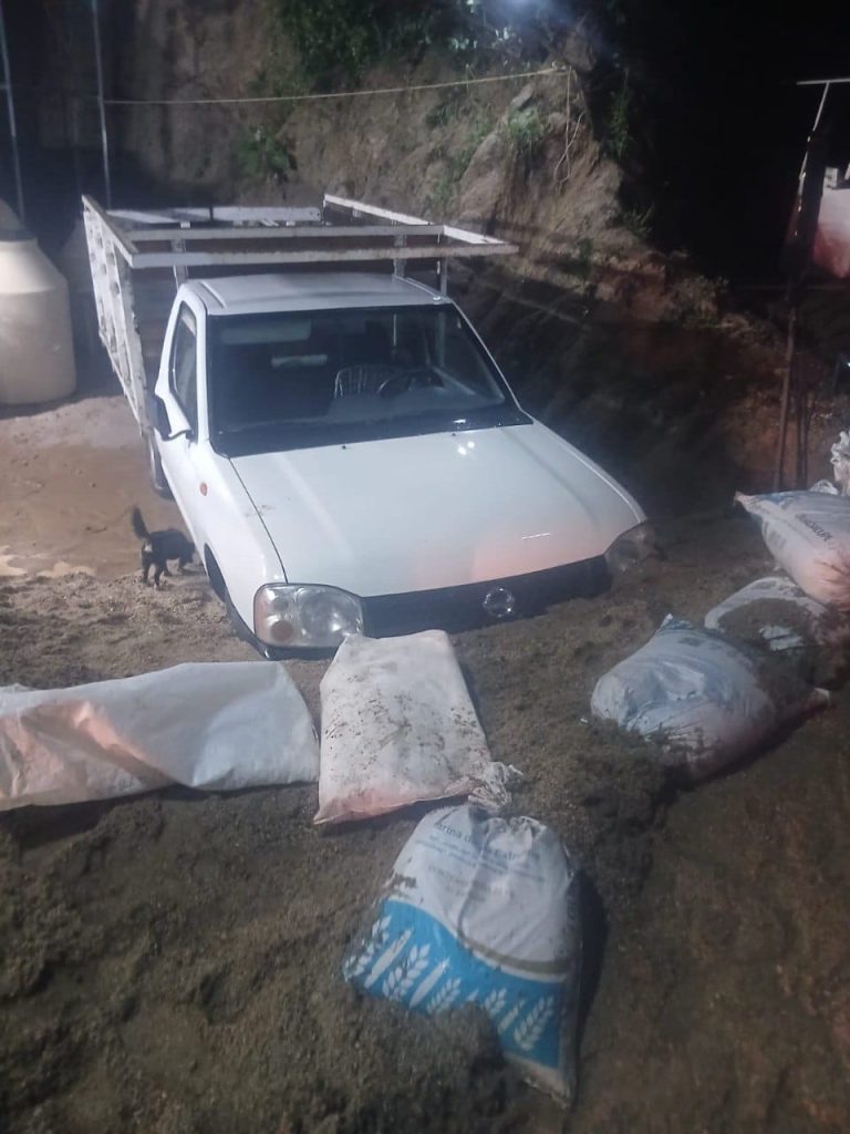 Personal de rescate realiza labores de remoción de tierra y escombros en la colonia Miravalle.