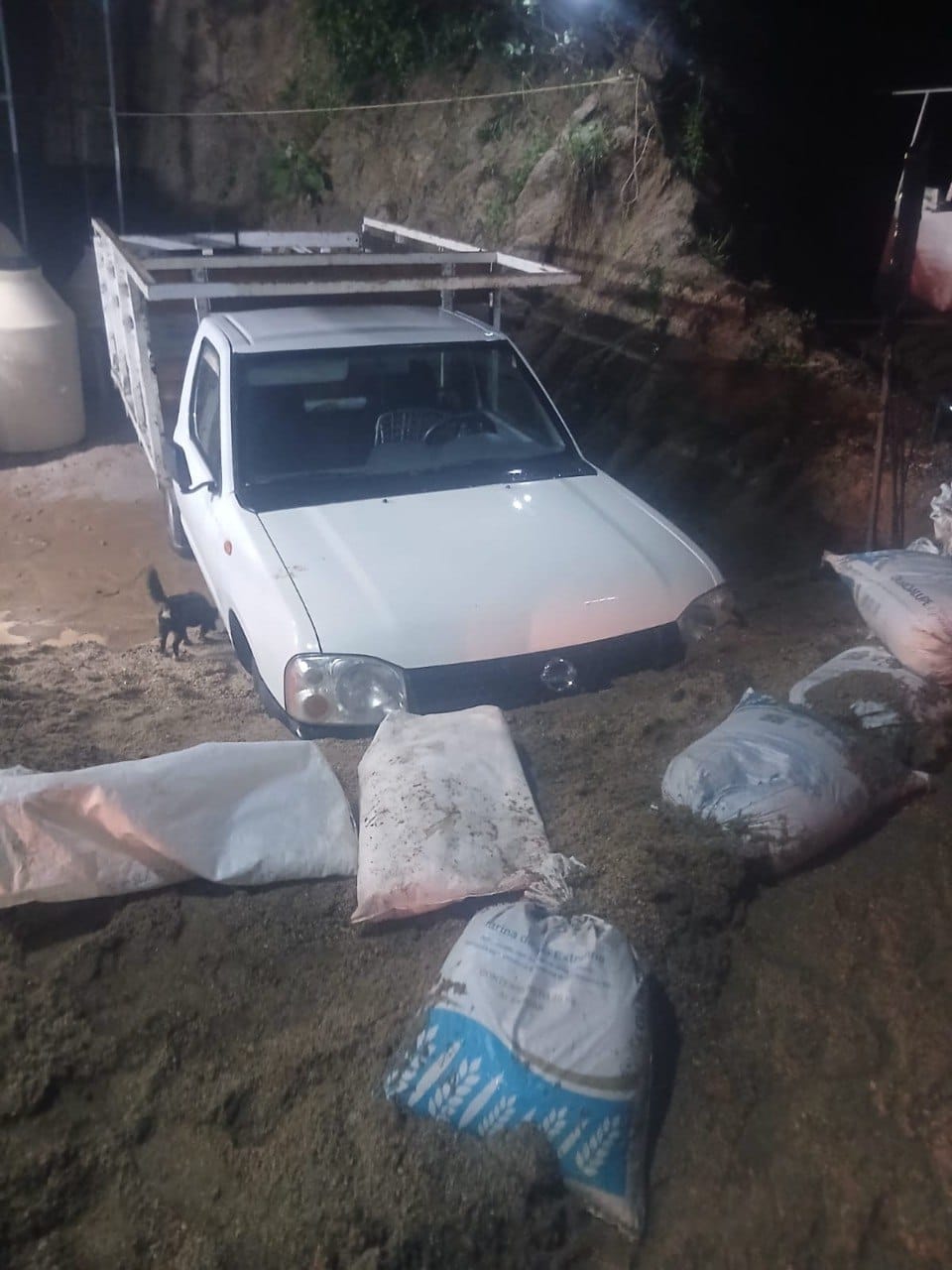Personal de rescate realiza labores de remoción de tierra y escombros en la colonia Miravalle.