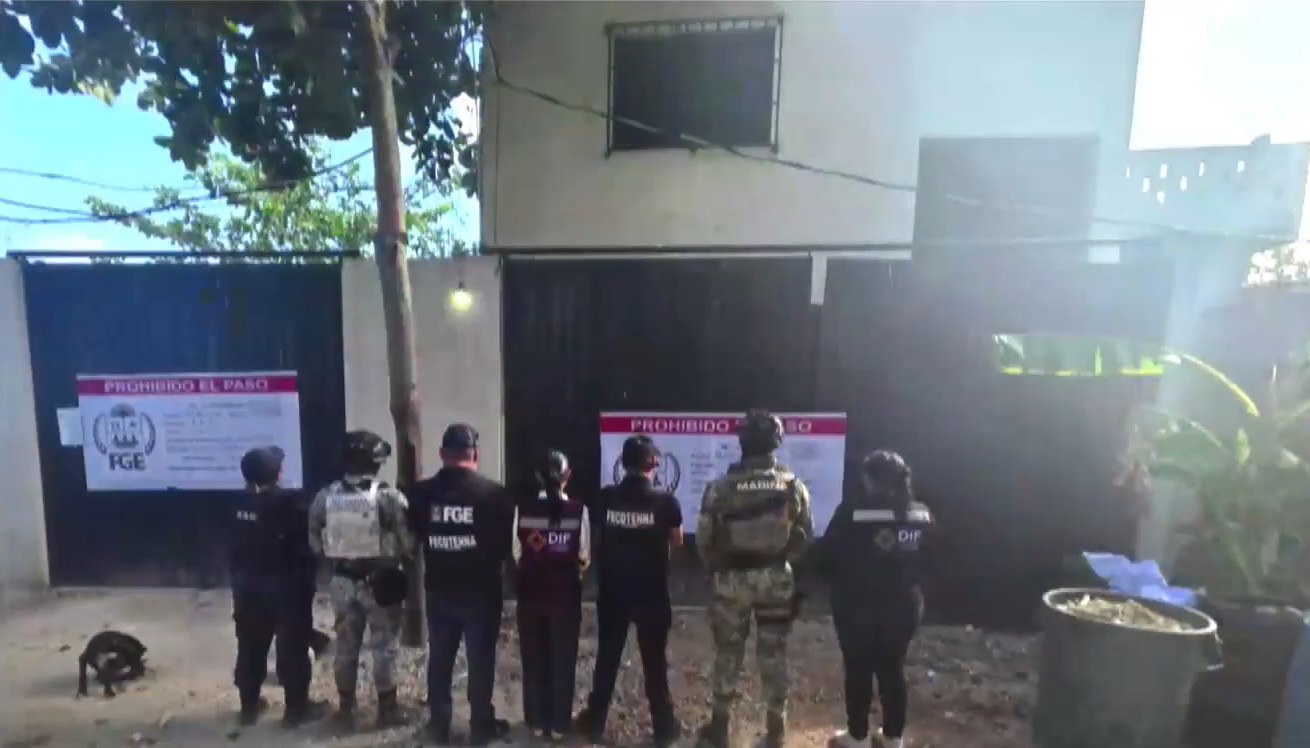 Agentes ministeriales aseguraron vehículos de venta ambulante e inmuebles en la zona de InHouse en Playa del Carmen.