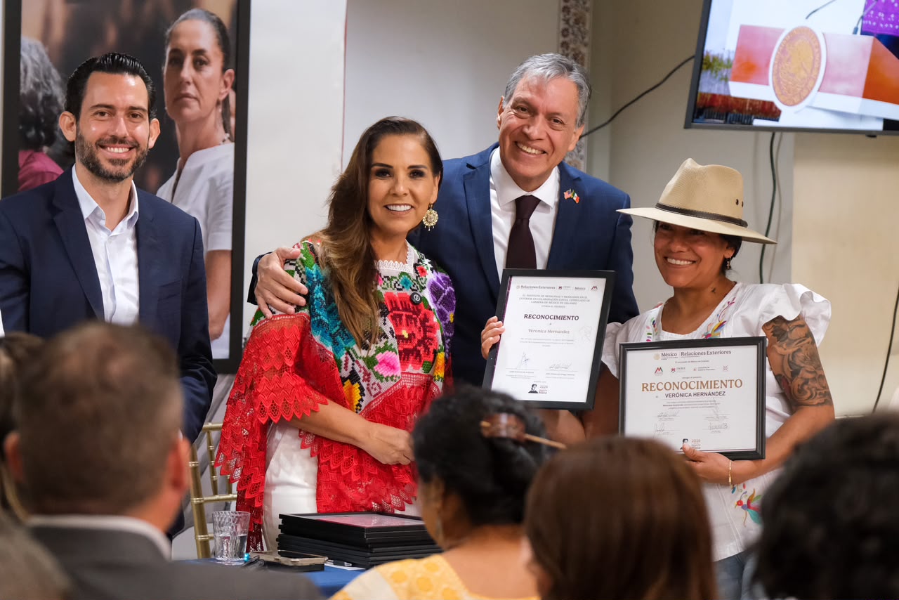 La gobernadora Mara Lezama felicitó a las graduadas del Programa Mexicana Emprende 2026 en el Consulado de México en Orlando.
