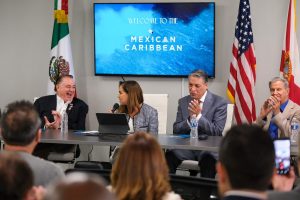La gobernadora Mara Lezama Espinosa encabezando la reunión de trabajo con integrantes de la Orlando Chamber of Commerce.