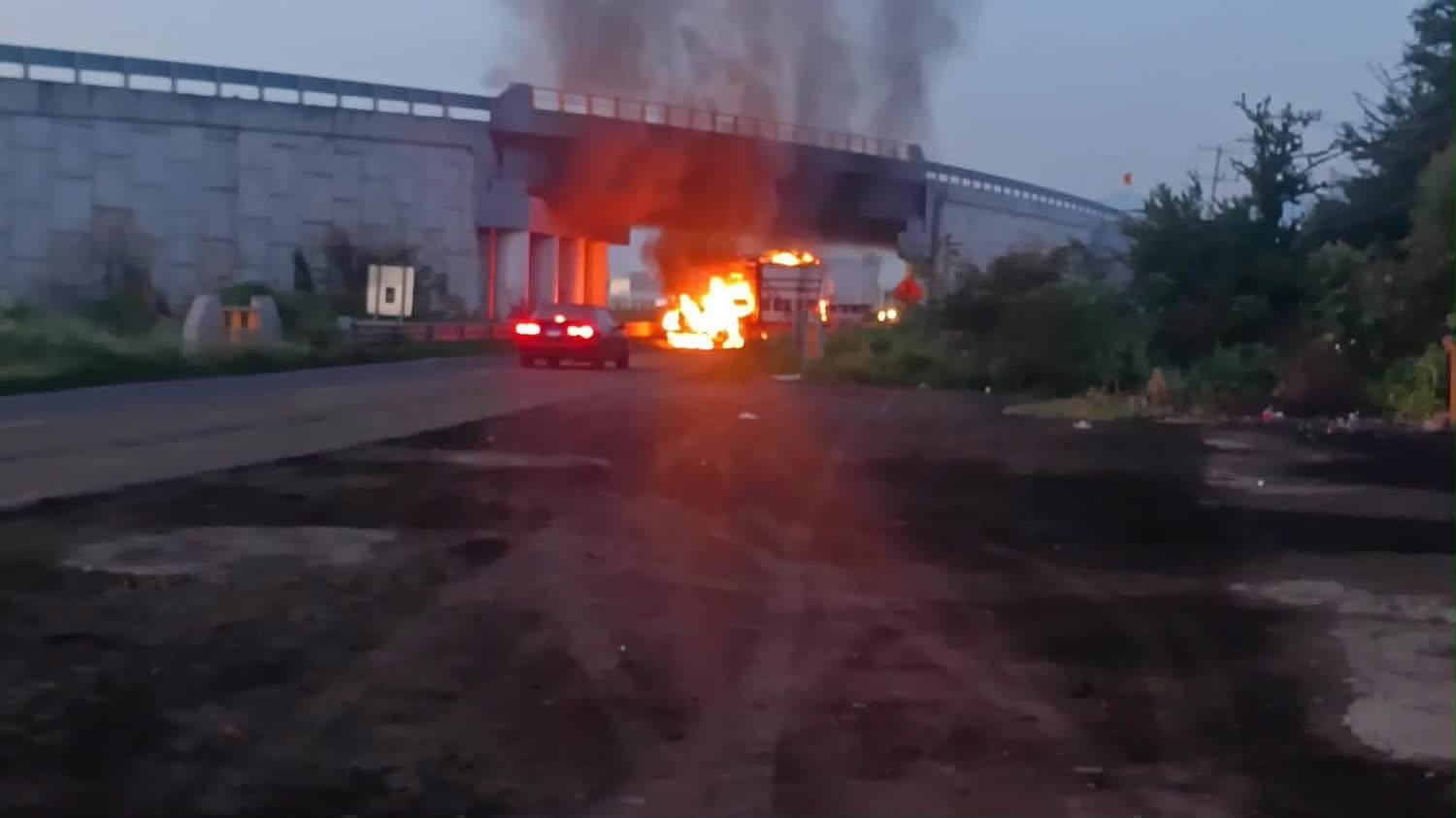 Elementos de las fuerzas armadas resguardan los puntos carreteros donde ocurrieron los bloqueos.