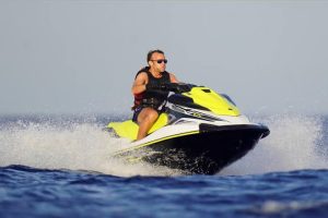 Fotos de Emmanuel Macron en moto acuática causan controversia en Francia en medio de la crisis climática