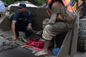 El desbordamiento de los cauces montañosos sepultó comunidades enteras y destruyó puentes metálicos en la zona limítrofe.