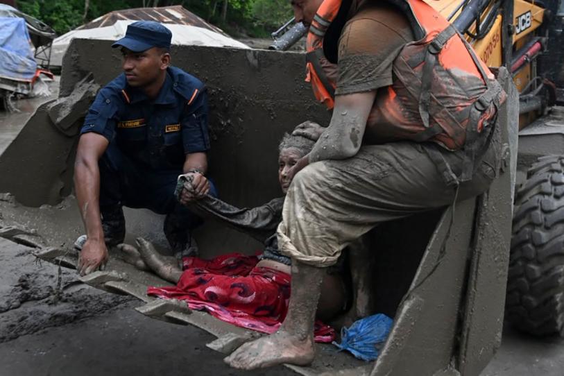 El desbordamiento de los cauces montañosos sepultó comunidades enteras y destruyó puentes metálicos en la zona limítrofe.