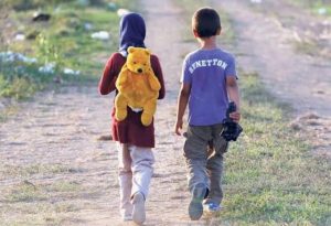 Familias migrantes en centros de contención enfrentan largos periodos de espera e inmovilidad forzada ante las políticas fronterizas.