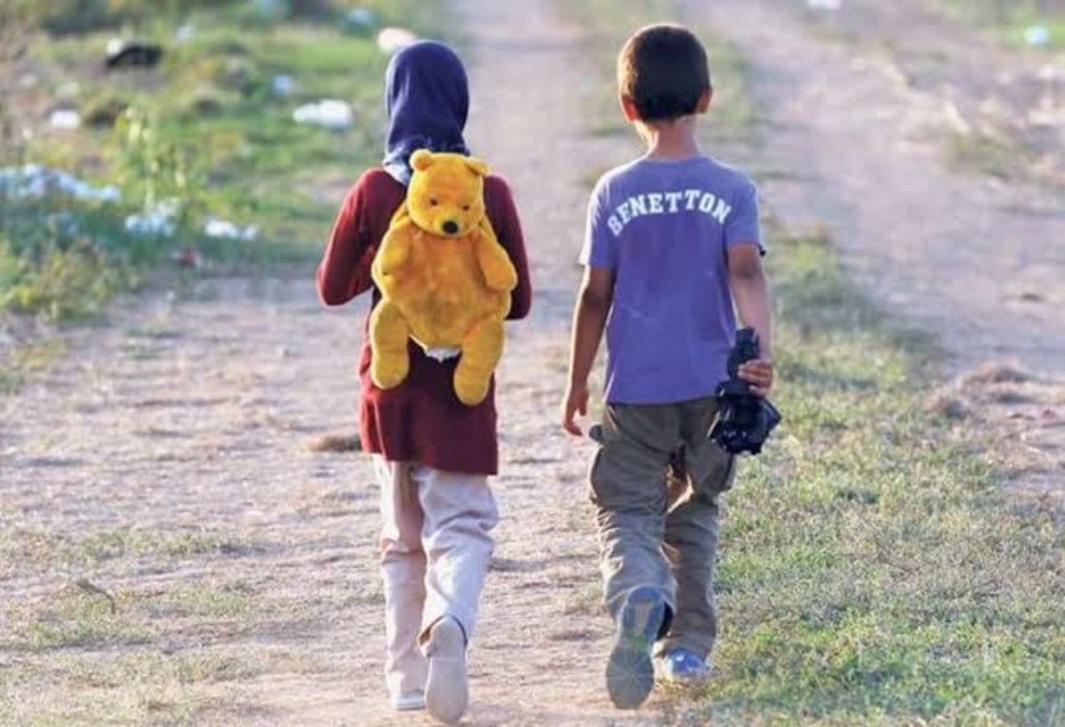 Familias migrantes en centros de contención enfrentan largos periodos de espera e inmovilidad forzada ante las políticas fronterizas.