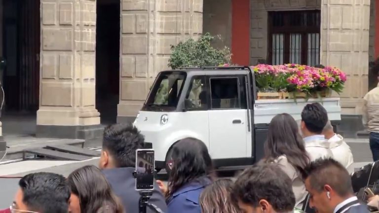 La presidenta Claudia Sheinbaum encabezó la presentación del nuevo modelo de transporte comercial en el Patio de Honor de Palacio Nacional.