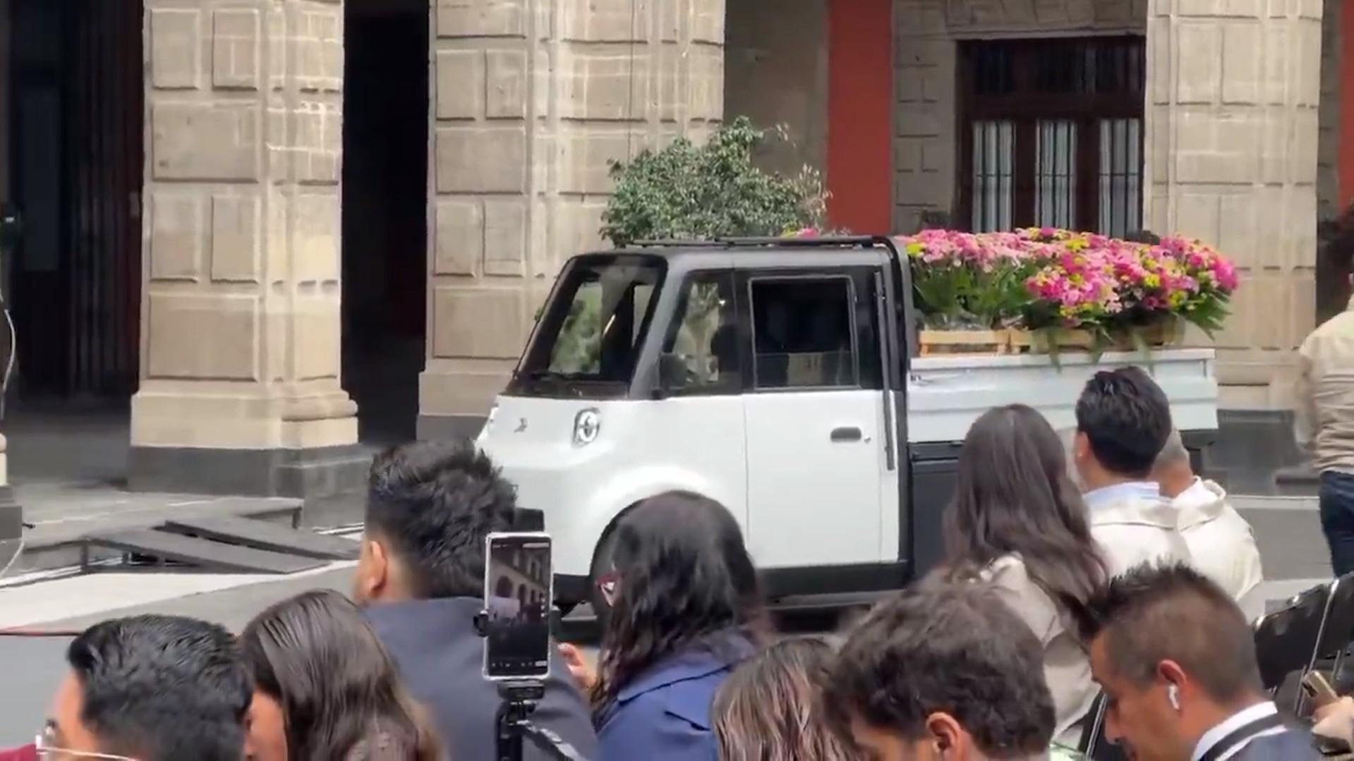 La presidenta Claudia Sheinbaum encabezó la presentación del nuevo modelo de transporte comercial en el Patio de Honor de Palacio Nacional.