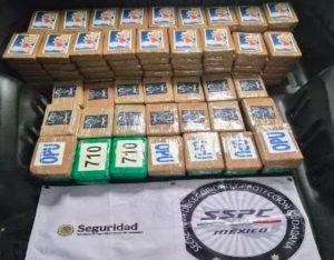 Compartimento adaptado en el vehículo donde trasladaban el cargamento de sustancia ilícita asegurado en Tlalpan.