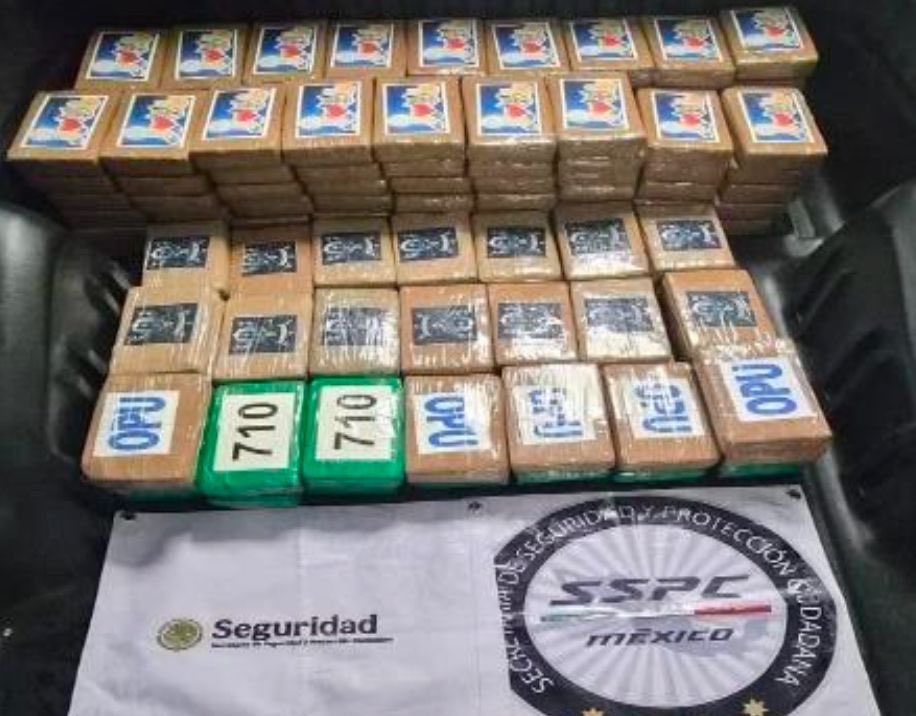 Compartimento adaptado en el vehículo donde trasladaban el cargamento de sustancia ilícita asegurado en Tlalpan.