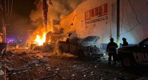 Restos del vehículo quemado tras la detonación registrada en la fachada de la comandancia policial de Ojocaliente.