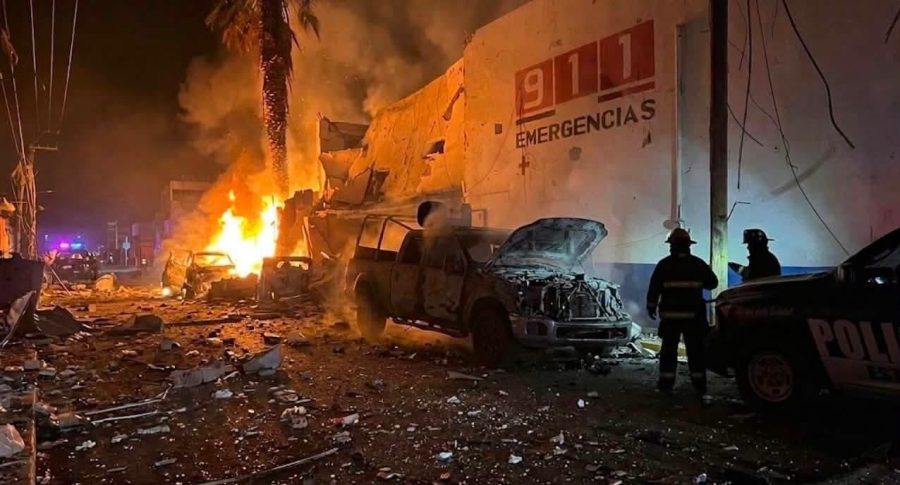 Restos del vehículo quemado tras la detonación registrada en la fachada de la comandancia policial de Ojocaliente.