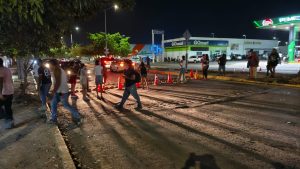 Vecinos de diversos fraccionamientos bloquearon el cruce de Constituyentes y Lilis por falta de energía eléctrica.