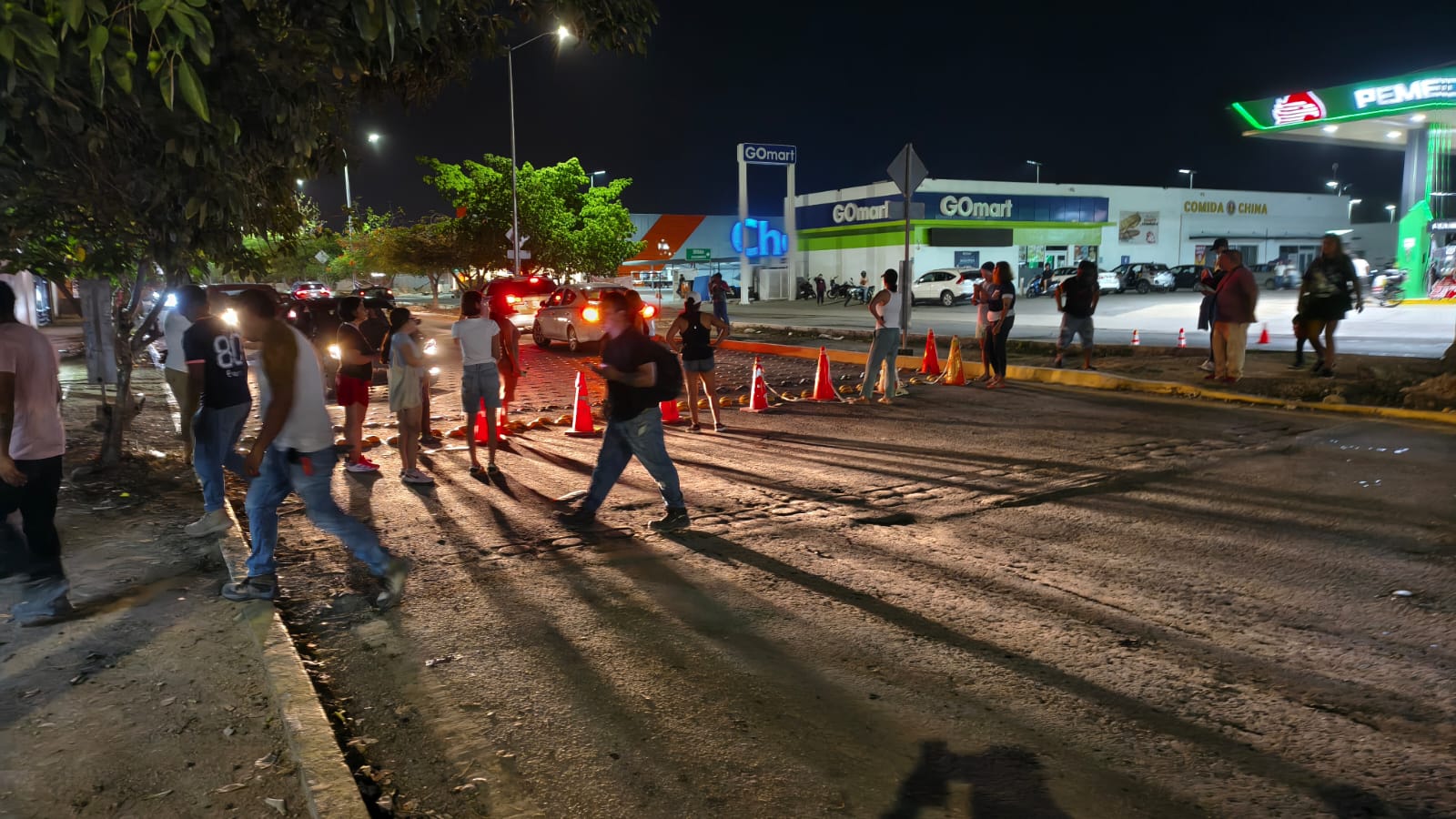 Vecinos de diversos fraccionamientos bloquearon el cruce de Constituyentes y Lilis por falta de energía eléctrica.