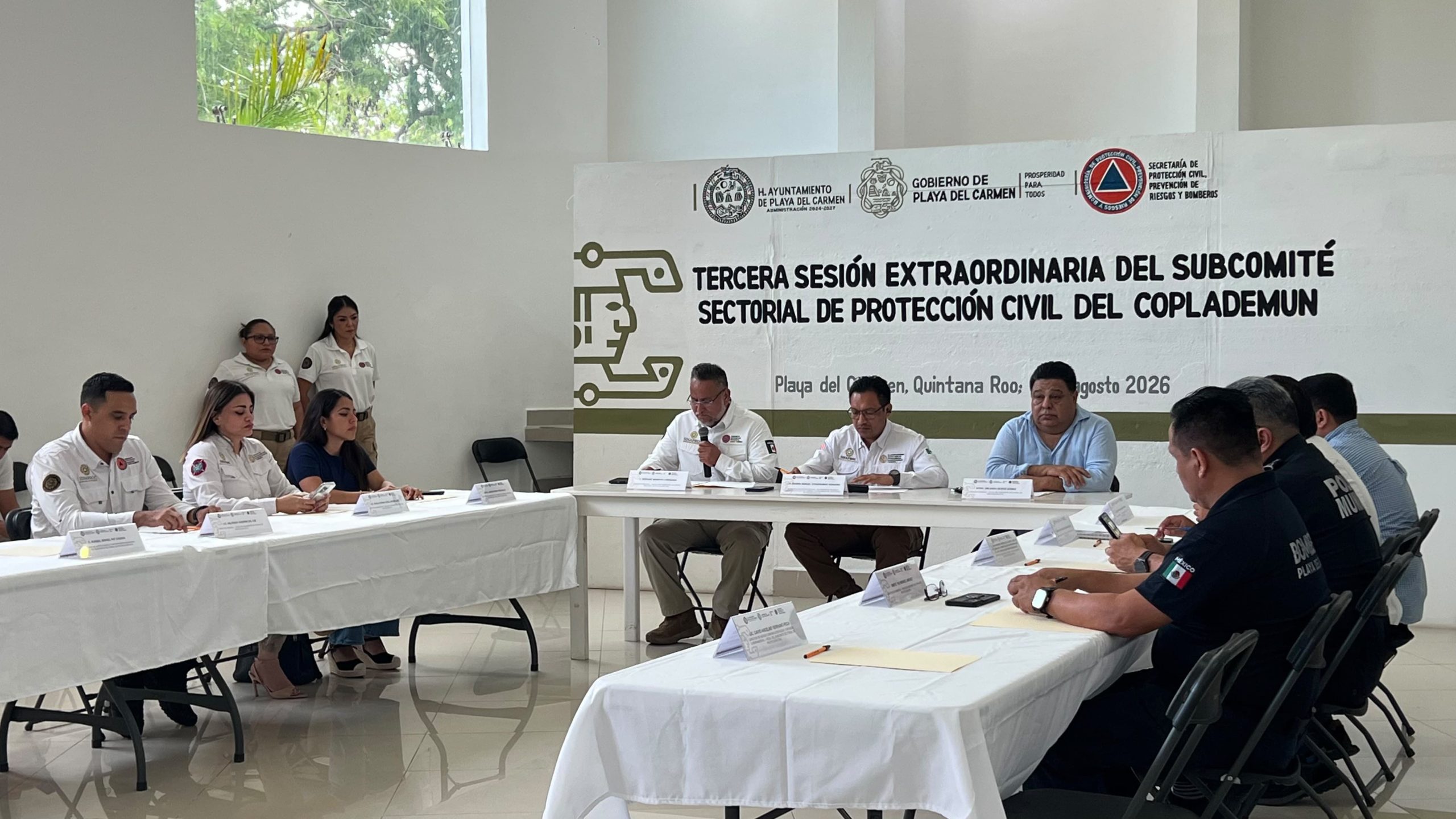 Autoridades y ciudadanos revisaron los avances para fortalecer las estrategias de Protección Civil en Playa del Carmen durante la sesión del COPLADEMUN.