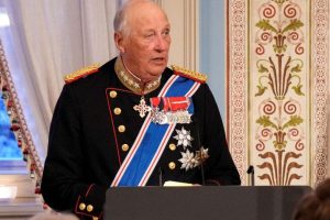 Los ciudadanos acudieron a depositar flores a las afueras del Palacio Real tras confirmarse que fallece el rey Harald V de Noruega a los 89 años.