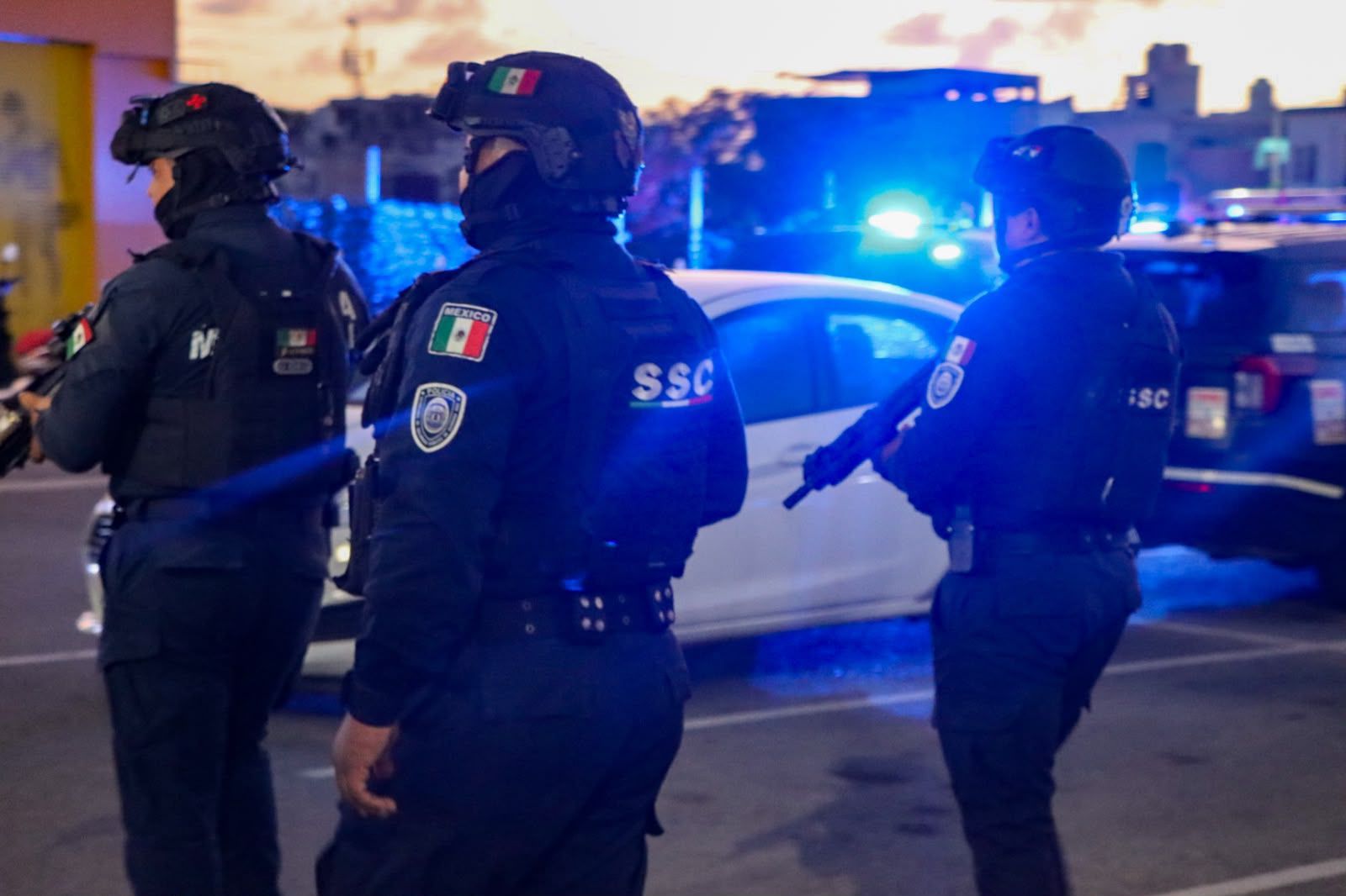 Elementos policíacos durante las labores operativas de prevención y vigilancia permanente en las calles de la ciudad.