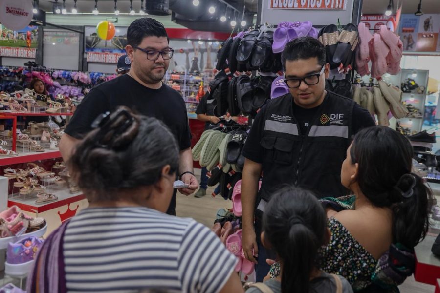 Brigadas de supervisión y elementos de seguridad durante los recorridos de inspección en el corredor comercial de la ciudad.