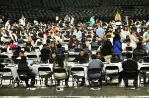 Aspirantes ingresando al portal oficial para registrar su solicitud de carrera universitaria.