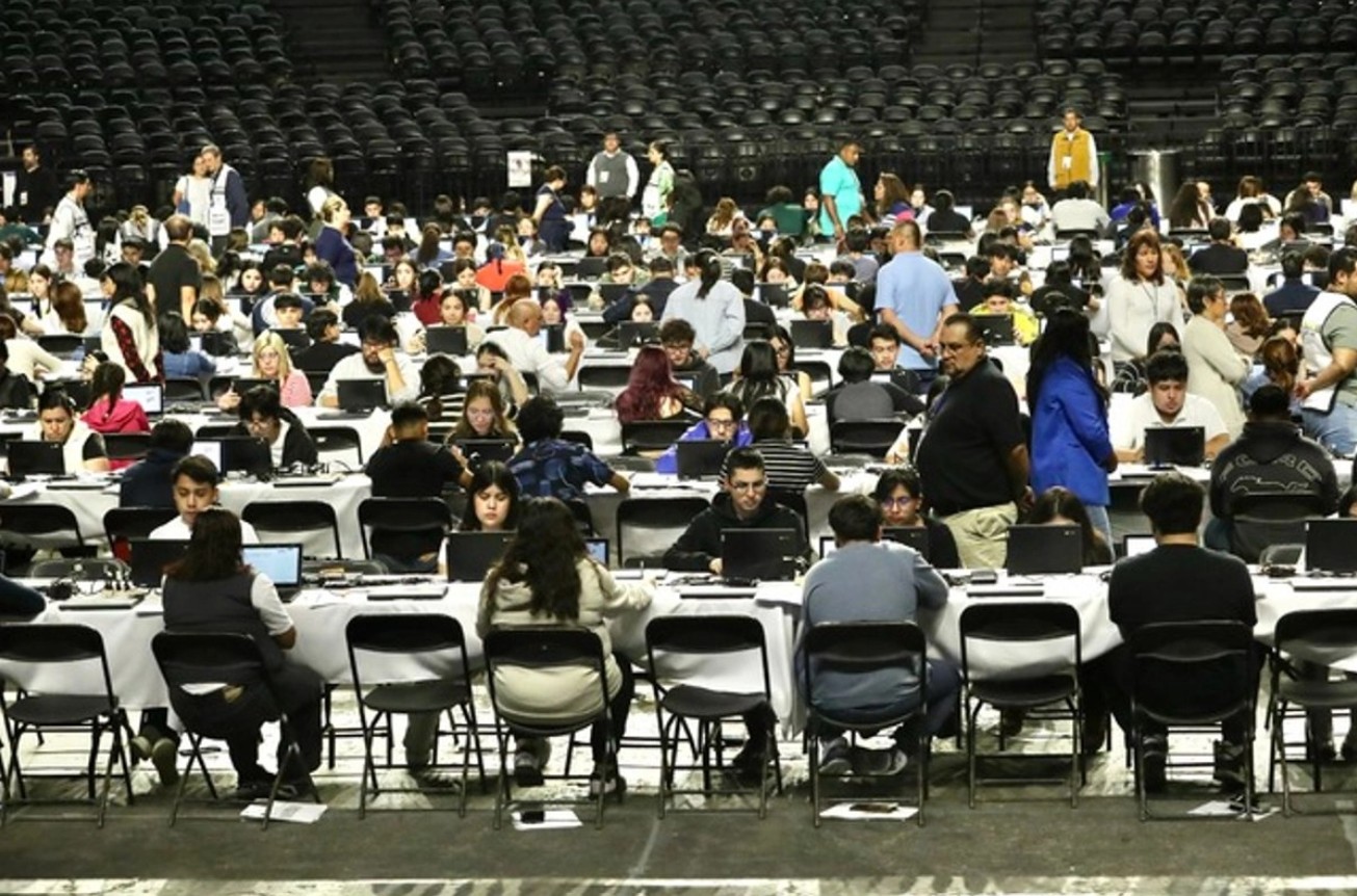 Aspirantes ingresando al portal oficial para registrar su solicitud de carrera universitaria.