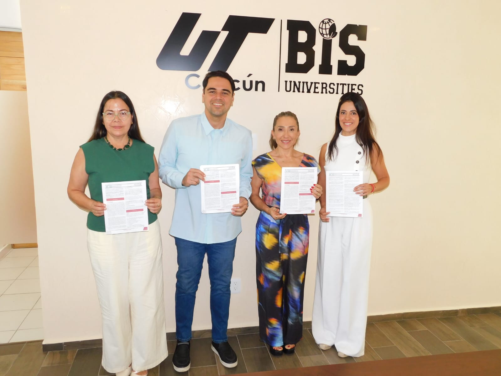 Representantes de la asociación turística y autoridades educativas formalizaron el convenio de vinculación institucional.
