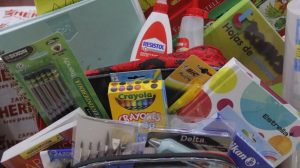 Familias acuden a los establecimientos comerciales de papelería para surtir las listas de útiles antes del inicio de clases.