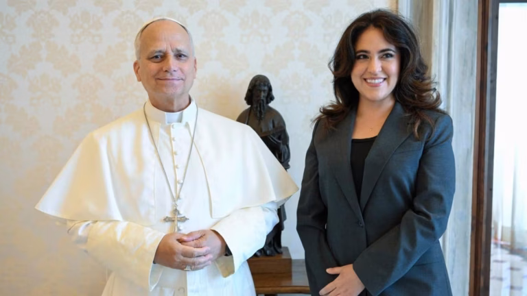 El Papa León XIV durante la reunión celebrada en el Vaticano con la nueva funcionaria de comunicación.