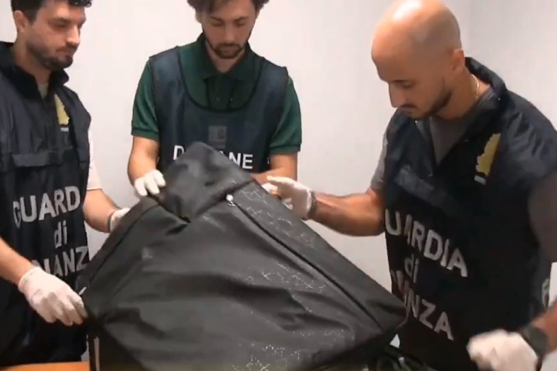 Agentes de la Guardia de Finanza interceptaron el cargamento de metanfetamina oculto en compartimentos falsos dentro del equipaje.