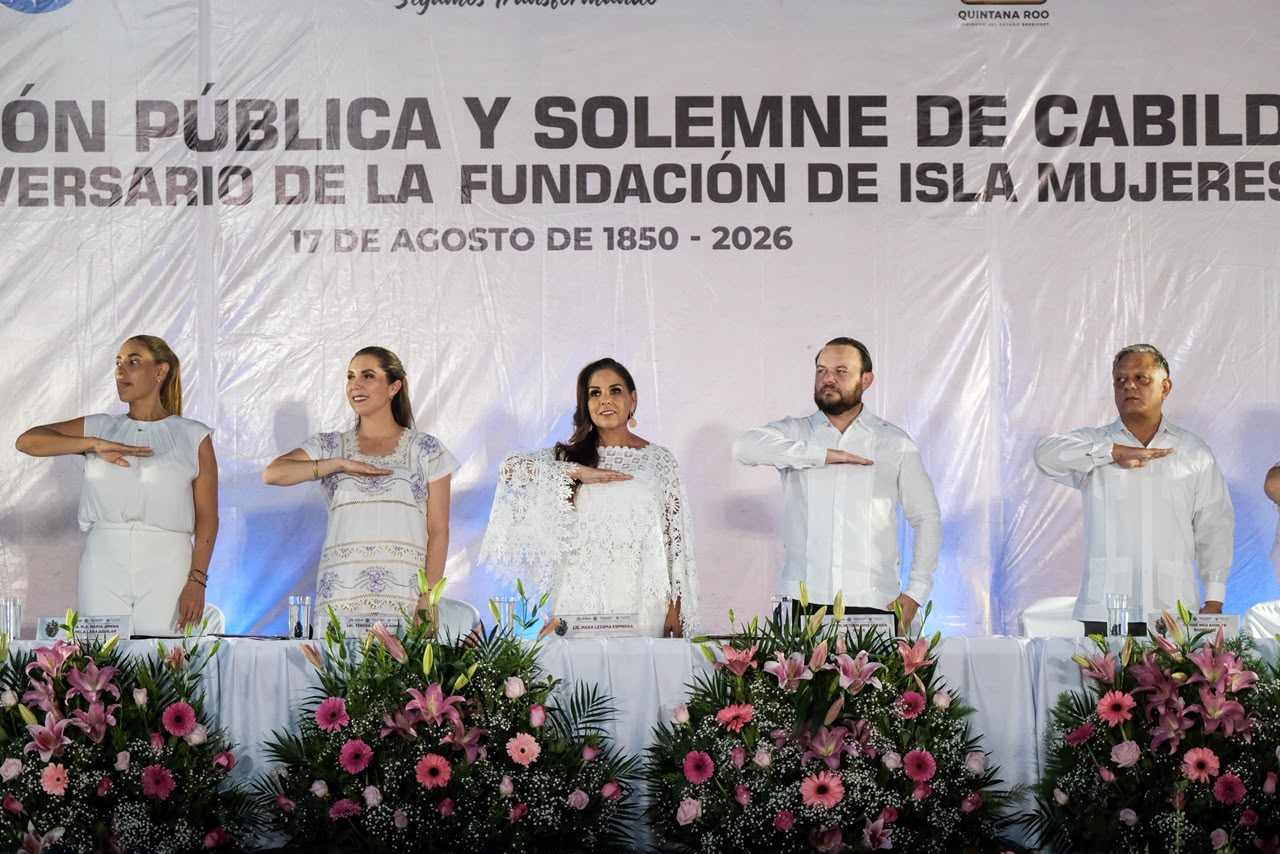 Autoridades entregan reconocimientos a ciudadanos ilustres y descendientes de las familias fundadoras del municipio.