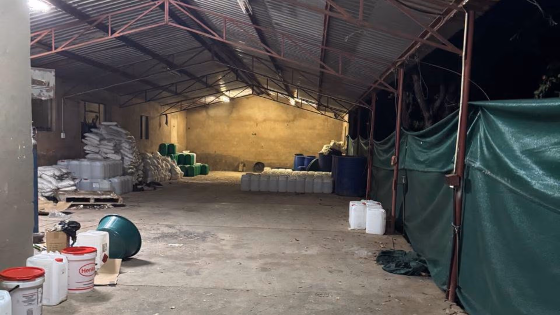 Autoridades sudafricanas aseguraron drogas y maquinaria valoradas en 37 millones de dólares en Musina.