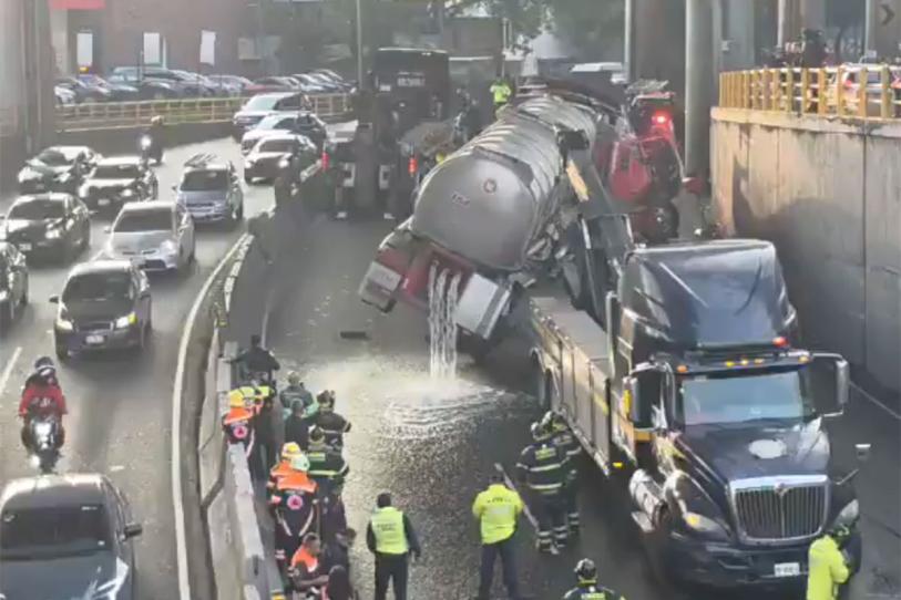 Servicios de emergencia acudieron a atender la volcadura de una pipa en Paseo de las Palmas a la altura de Montes Urales Norte.