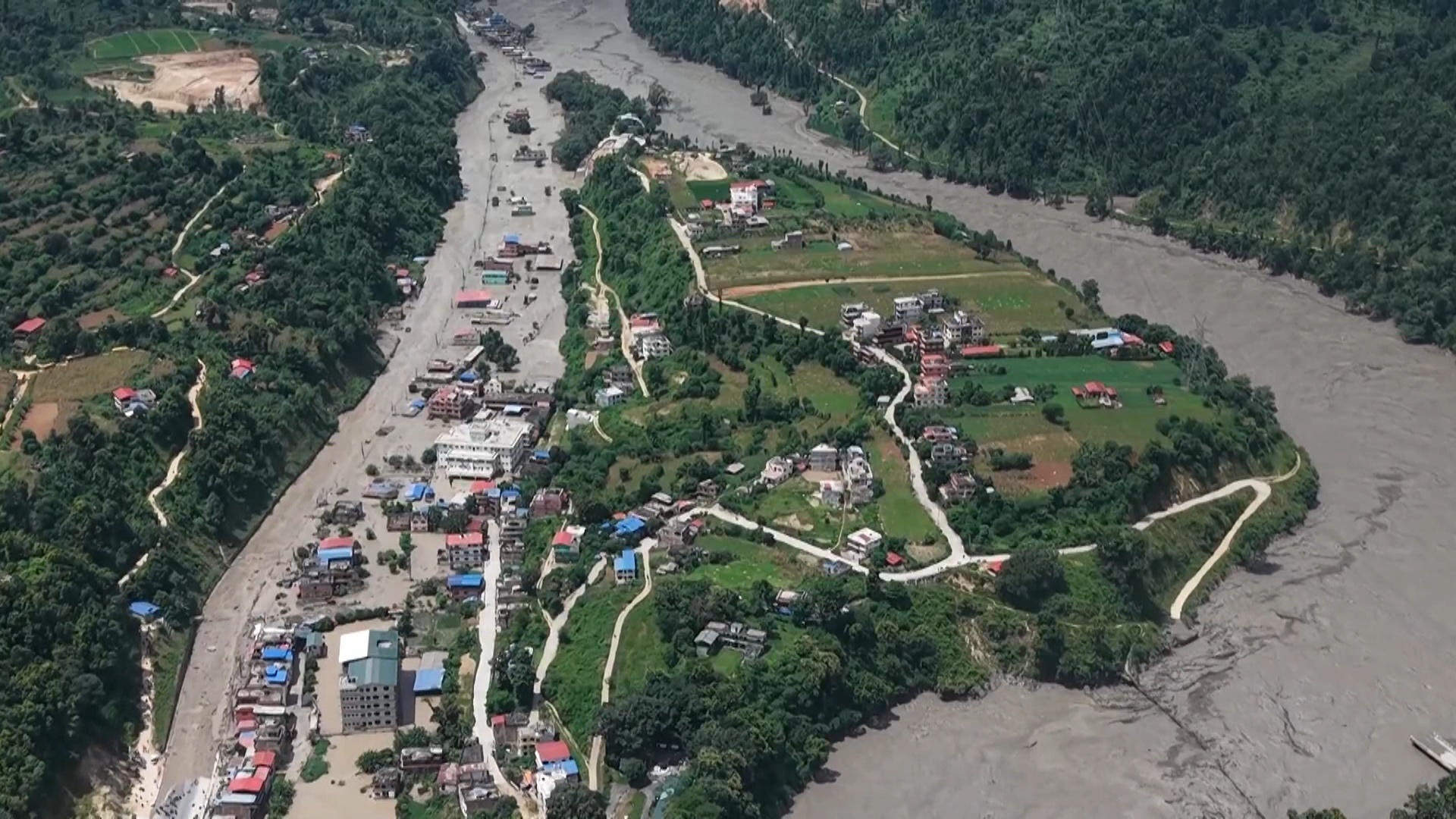 Equipos de emergencia y brigadistas trabajan en la remoción de lodo tras la devastadora riada en la frontera de Nepal y Tíbet.