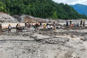 Suman más de 1,200 muertos y miles de desaparecidos en Nepal por devastadora riada