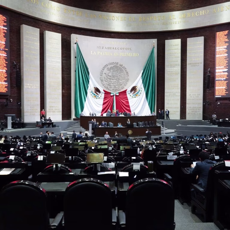 El recinto legislativo de San Lázaro fue escenario de un extenso debate sobre las modificaciones constitucionales.