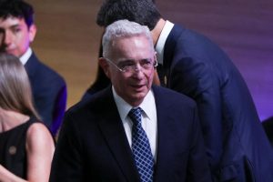El expresidente colombiano llegó a la sede de la Fiscalía rodeado por un estricto dispositivo de seguridad.