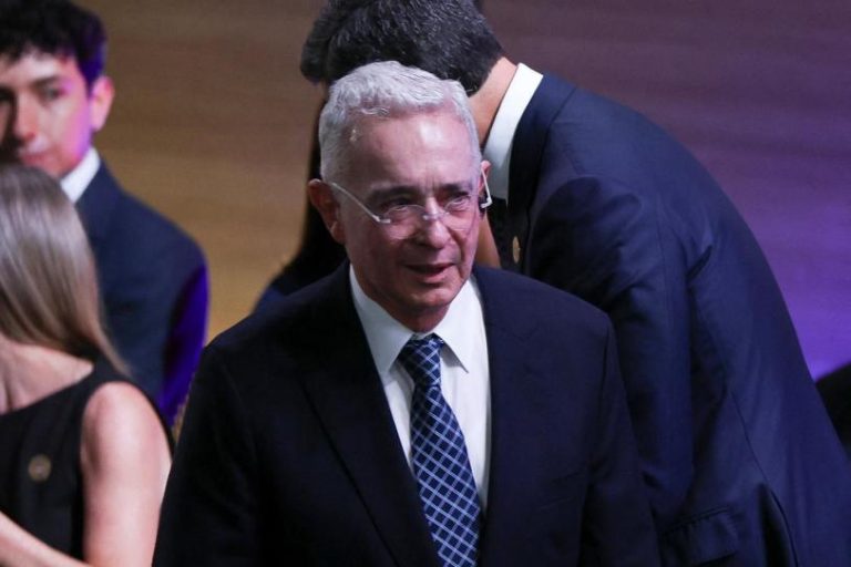El expresidente colombiano llegó a la sede de la Fiscalía rodeado por un estricto dispositivo de seguridad.