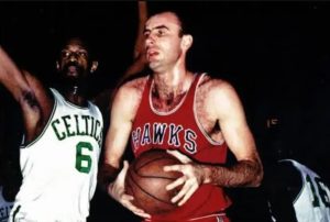El legado de Bob Pettit perdura en la historia del baloncesto tras dominar las duelas durante las décadas de los cincuenta y sesenta.