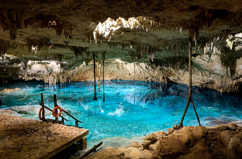 Paisajes naturales y cuerpos de agua subterráneos que forman parte de la oferta turística especializada de la región.