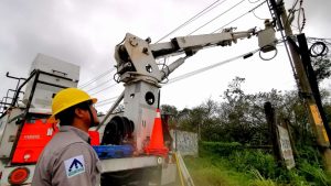 Cuadrillas especializadas de la CFE realizan trabajos de reparación sobre las torres de transmisión afectadas por vandalismo.