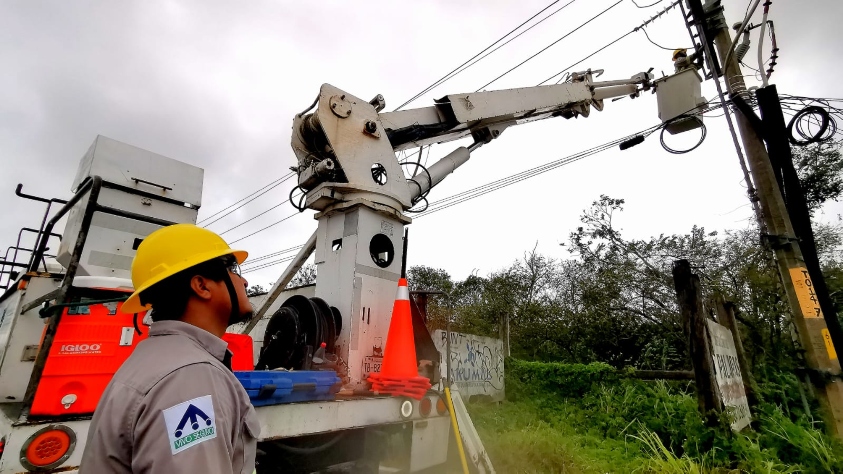 Cuadrillas especializadas de la CFE realizan trabajos de reparación sobre las torres de transmisión afectadas por vandalismo.