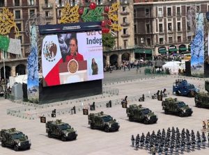 La presidenta Claudia Sheinbaum encabeza la ceremonia oficial en la Plaza de la Constitución.