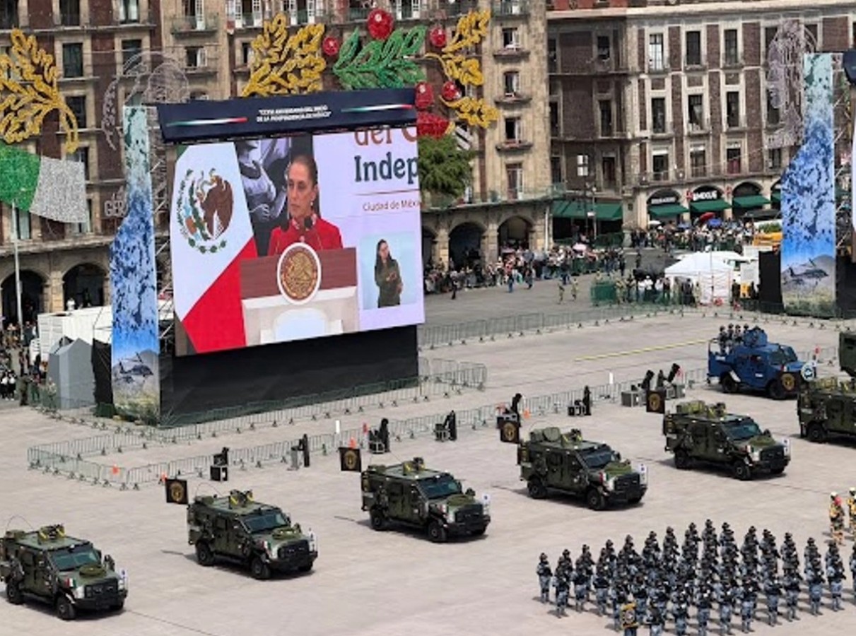 La presidenta Claudia Sheinbaum encabeza la ceremonia oficial en la Plaza de la Constitución.