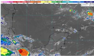 Habitantes y turistas caminan bajo la lluvia en las zonas costeras ante el incremento de nubosidad por la onda tropical 36.