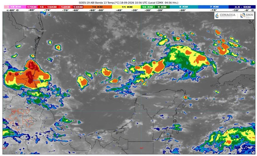 Imagen de la zona costera de Quintana Roo donde se observan nublados parciales y vigilancia meteorológica constante.