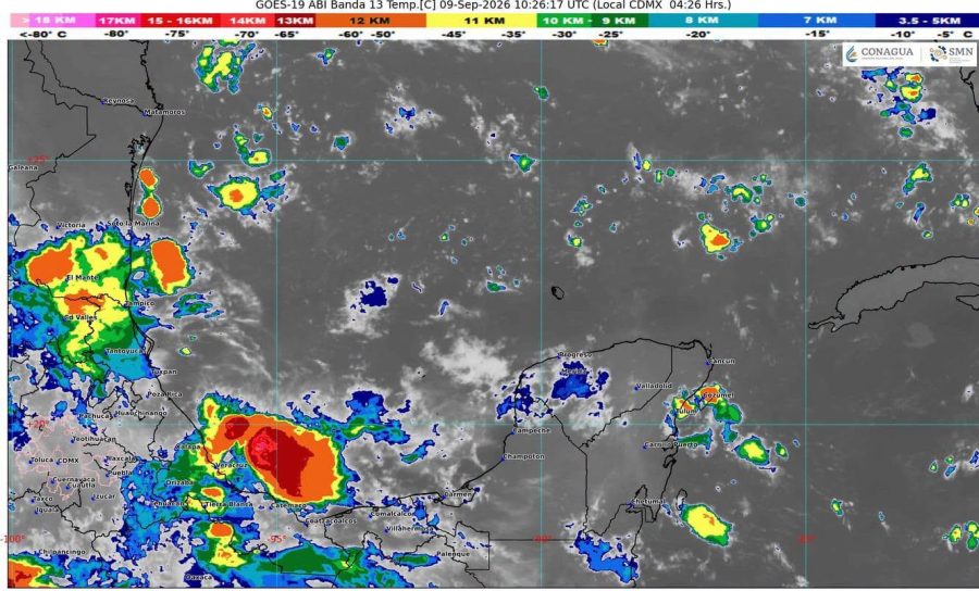 Habitantes y turistas transitan bajo cielos nublados y lluvias repentinas en zonas costeras del estado.